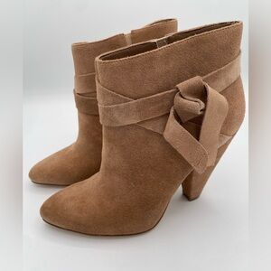 Elegant Nine West Acesso Natural Tan Brown Suede Ankle Booties Boots Size 8.5